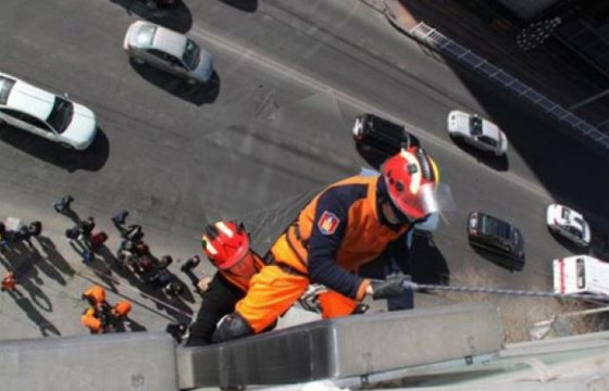 15 настай охин өндрөөс үсэрч амиа алджээ