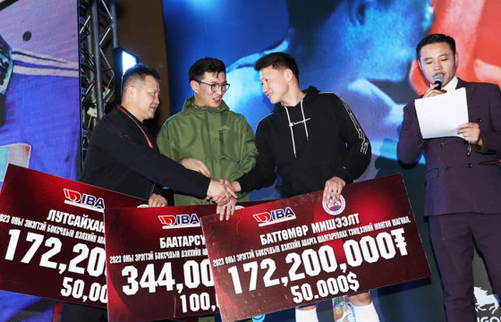 Боксын дэлхийн аваргаас медаль хүртсэн тамирчид мөнгөн шагналаа авлаа