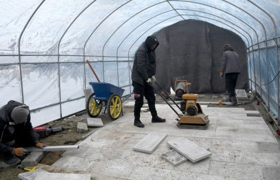 Зөөврийн хүлэмж ашиглан, хуурай аргаар явган хүний зам тавьж байна