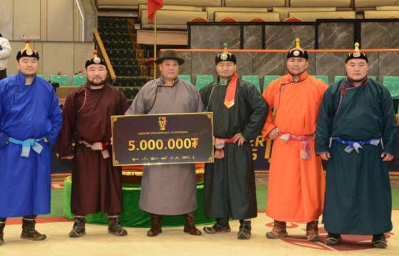 “Алтан цом”-ын төлөөх барилдаанд Өвөрхангай аймгийн баг хоёр дахь ялалтаа авлаа