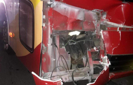  44 хүн тээвэрлэж явсан автобусны жолооч өвсны машин мөргөж, осолджээ 