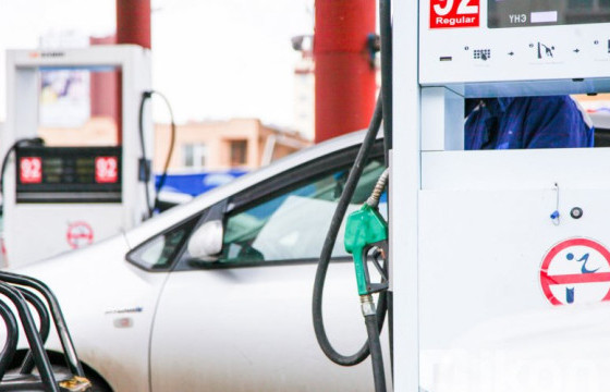 ИРГЭД ГУРВААС ДӨРВӨН ЦАГ ДУГААРЛАЖ ЗОГССОНЫ ЭЦЭСТ 50 МЯНГАН ТӨГРӨГТ Л БЕНЗИН АВЧ БАЙНА