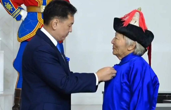 Зохиолч Ч.Галсан Хөдөлмөрийн баатар цол хүртлээ