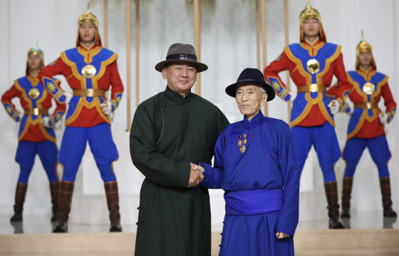 Үндэсний эрх чөлөө, тусгаар тогтнолоо сэргээн мандуулсны 112 жилийн ойг тохиолдуулан төрийн дээд цол, одон, медаль хүртээлээ