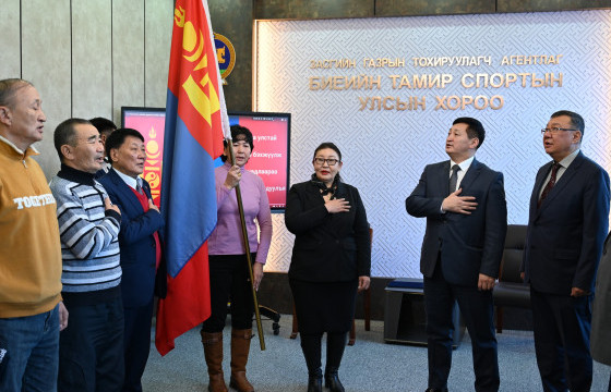 Мастеруудын өвлийн наадамд оролцох баг, тамирчдад төрийн далбаа гардуулав