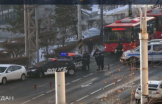 Автомашинд төрсөн эмэгтэйг яаралтай эмнэлэгт хүргэжээ