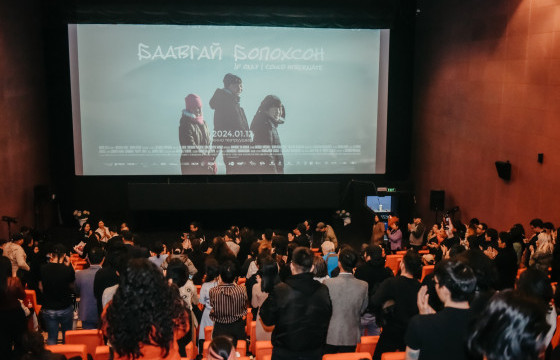 БОЛДОГ СОН БОЛ УТААТАЙ ӨВЛИЙГ ИЧЭЭНДЭЭ БААВГАЙ ШИГ ӨНГӨРҮҮЛЭХ СЭН...