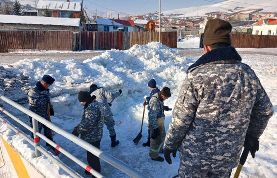 Сүхбаатар дүүрэгт гүүрний доод хэсэг мөсөөр дүүрснийг сэтэлж нээжээ