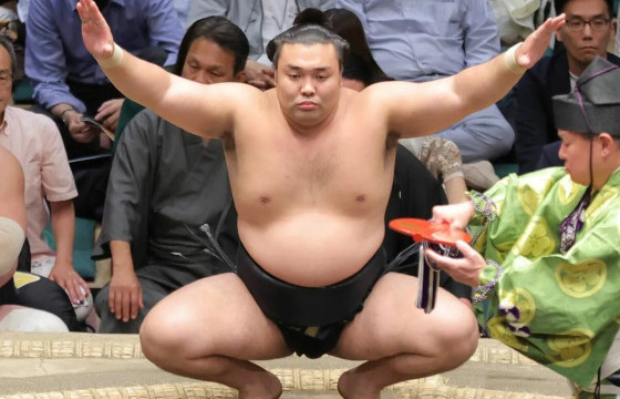 Озэки Киришима Лхагвасүрэн ёкозүна цолны төлөө барилдана