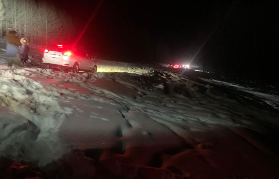 ОБЕГ: Цасанд суусан 44 автомашиныг татан гаргалаа