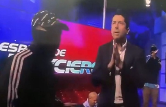 Телевизийн шууд нэвтрүүлгийн үеэр зэвсэглэсэн этгээдүүд халдаж, сэтгүүлч, ажилтнуудыг барьцаалжээ