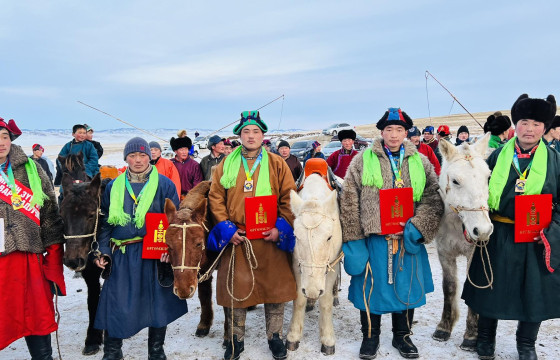 Өвөрхангайн Зүүн бүсийн адуучин тэмцээн боллоо