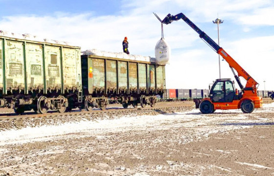 “Тавантолгой” өртөөнд аммонийн нитратын анхны тээврийг хүлээн авч буулгав