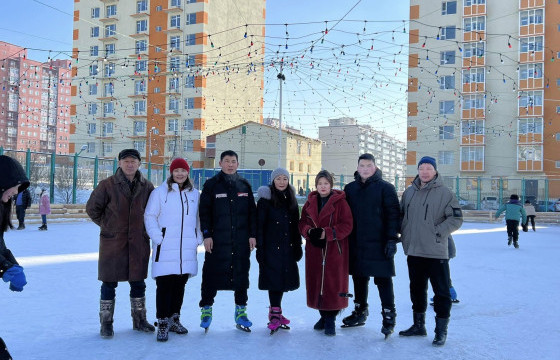 Хан-Уул дүүрэгт мөсөн гулгуурын талбай нээгдлээ