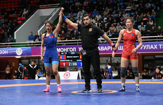 Б.Хулан чөлөөт бөхийн 53 кг-ын улсын аваргын алтан медалийг хүртлээ