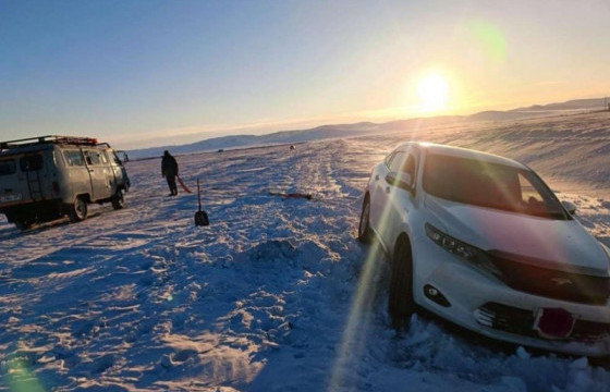 НОБГ: Автомашинтайгаа цасанд суусан иргэдийн аюулгүй байдлыг хангаж ажиллалаа