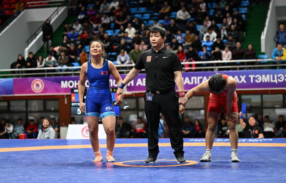 М.Дөлгөөн улсын аваргын 55 кг-д  түрүүлэв