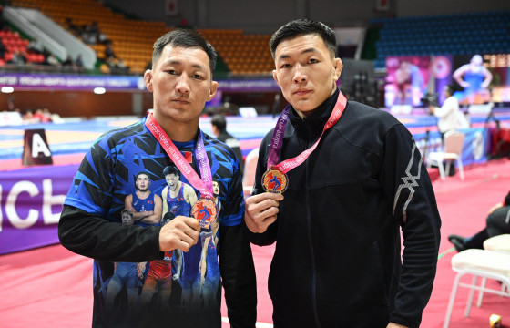 Төрсөн ах, эгч, дүүс улсын аваргаас медаль хүртлээ