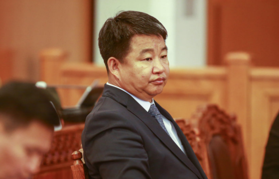 Ж.БАТСУУРЬ: Эрх баригчид ард түмнийг шилний цаанаас чихэр долоолгох гэж байна