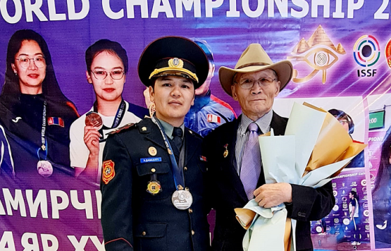 Олимпын эрхээ авсан Э.Даваахүү эх орондоо ирлээ