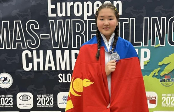 Ж.ХҮСЛЭН: Модон барилдаанд гарын атгалт, хөлийн тавилт чухал байдаг