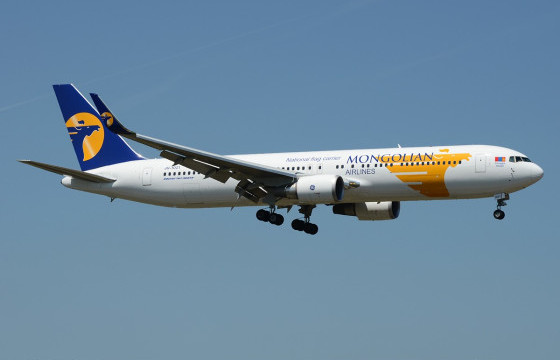 Улиастайд их хэмжээний цас орсны улмаас МИАТ-ийн онгоц буух боломжгүй болж, Улаанбаатарт газарджээ 