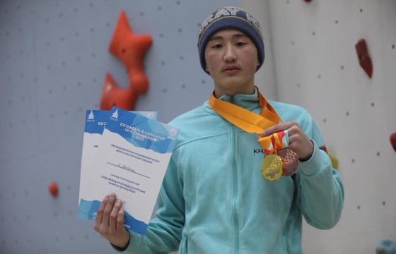 Б.Мөнхбаатар мөсөнд авиралтын залуучуудын дэлхийн аварга боллоо