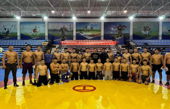 Сонгомол болон чөлөөт бөхийн тамирчид Халиут хотод бэлтгэл хийж эхэллээ