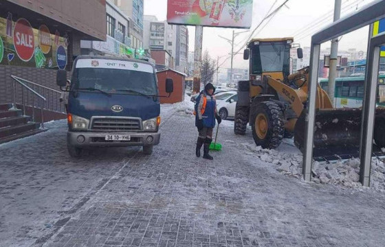 Цэвэрлэгээнээс гарсан 634.9 тонн хар цасыг ачиж тээвэрлэв