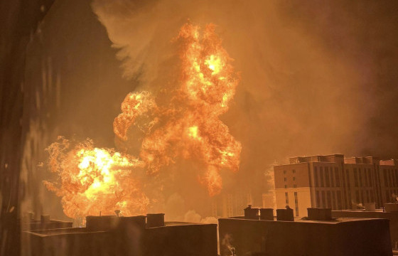 СЭРЭМЖЛҮҮЛЭГ: 60 тонн газ тээвэрлэж явсан автомашин зам тээврийн ослын улмаас дэлбэрч, ойролцоох байр, машинууд шатаж байна