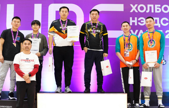 Корнхолын улсын аваргаас ах, дүүс алтан медаль хүртлээ