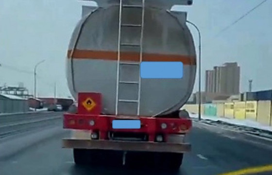 Замын хөдөлгөөнд саад учруулсан ачааны автомашины жолоочийг 160 мянган төгрөгөөр торгожээ