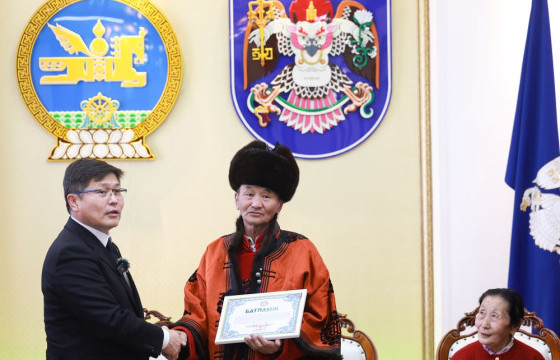 Гэр хорооллын дахин төлөвлөлтийн улмаас хохирсон иргэдэд орон сууцны батламж гардууллаа