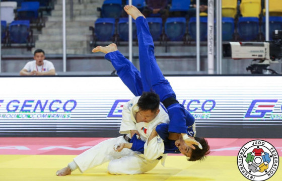 Парисын их дуулгад Э.Ариунболд ялагдаж, Э.Сумъяабазар ялалт авлаа