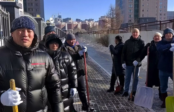 Улсын арслан Ц.Содномдорж тэргүүтэй бөхчүүд 120 мянгатын явган хүний зам цэвэрлэжээ