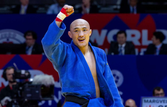 Ё.Басхүү Өмнөд Солонгосын бөхтэй барилдана