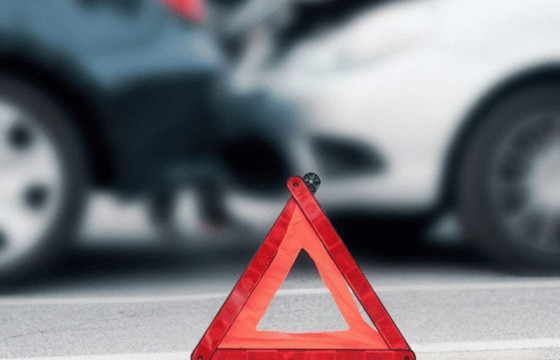 Зам тээврийн ослын улмаас автомашины бүхээгт хавчуулагдсан хоёр иргэнийг эсэн мэнд гаргажээ