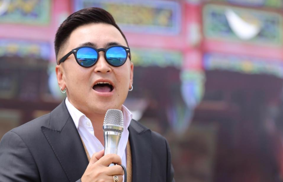 С.БИЧҮҮ: Аав минь намайг ерөөлч, магтаалч болно гэдэг байлаа