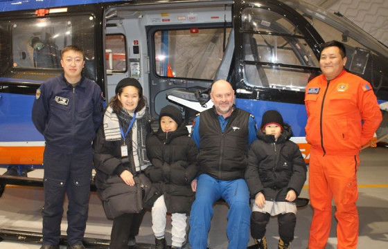 Эрүүл саруул болсон охин нислэгийн экипажийн бүрэлдэхүүнд талархал илэрхийлжээ