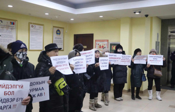 Хотын дарга шинэ журмуудыг нь НИТХ-аар батлуулахыг эсэргүүцсэн сөрөг хүчнийг “хөлсний жагсагчид” гэв