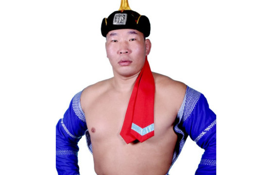 Аймгийн арслан Д.Ням-Очир улсын аварга О.Хангайд өвдөг шороодлоо