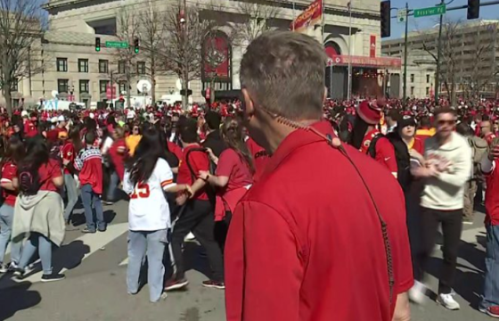 Super Bowl-ийн ялалтын парадын үеэр буудалцаан болж, нэг хүн амиа алдаж, 21 хүн шархаджээ