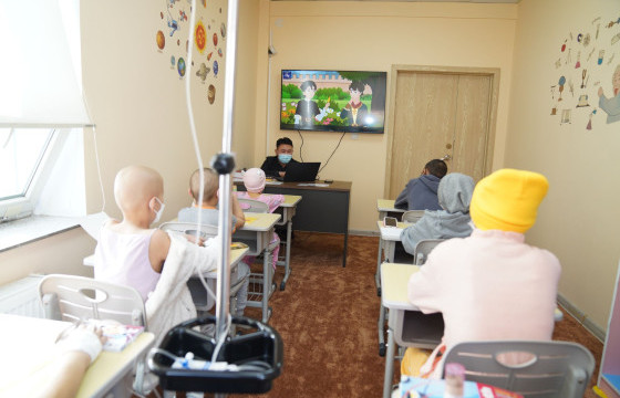 ЭХЭМҮТ: Хавдартай хүүхдүүдэд зориулсан сургалтын танхим ашиглалтад орж, анхны хичээлийн шинэ жилээ эхлүүлээ