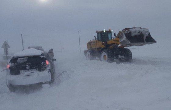 Хунгарлаж шуурсан газартаа 60 см, гуу жалгандаа 100 см хүртэл зузаан цастай байна