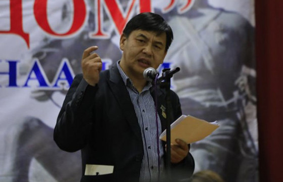 Б.Бат-Энэрэлд СТА цол зүүж өгсөн яруу найрагч В.Нэргүй: Би өөрийнхөө тэмдгийг зүүгээд өгчихсөн юм аа. Шагнал нь гарах нь тодорхой шүү дээ