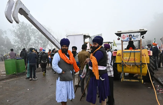 Цагдаа нар эсэргүүцлийн жагсаал хийж буй тариаланчдын эсрэг нулимс асгаруулагч ашиглаж, төмөр торон хаалт татжээ