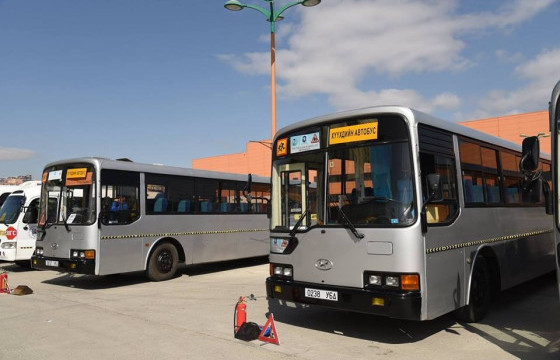  Сурагчдыг тээвэрлэж явсан автобустай мөргөлдсөн жолоочийг шалгаж байна