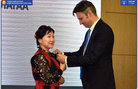 ҮБХИС-ийн Гадаад хэлний сургалтын төвийн багш Н.Уранчимэг Францын төрийн шагнал “Хүлэгт баатар” одонгоор шагнуулжээ