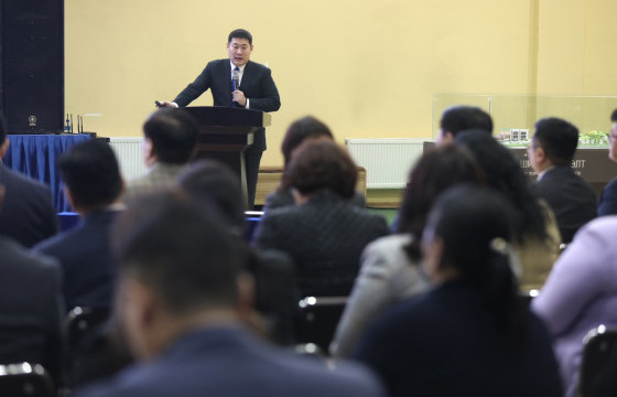 Ерөнхий сайд Л.Оюун-Эрдэнэ Хайлааст орчмын хороодод ажилладаг төрийн албан хаагчидтай уулзлаа