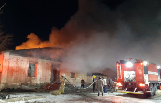 Нийтийн байранд гал гарч, 14 хүнийг угааржилтын бүсээс гаргажээ